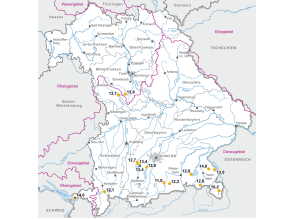 Bayernkarte mit Markierung der Wassertemperaturmessstellen an Seen und dem Jahresmittelwert 2022 in °C, weitere Erläuterungen siehe vorangehender Text.