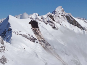 Im nordostexponierten Gipfelhang des Laufbacher Ecks am Allgäuer Hauptkamm ist eine große Gleitschneelawine auf einem sehr steilen Grashang abgegangen. Die Auslauflänge ist mehrere hundert Meter lang. Eine kleine Wolke im Vordergrund trübt ein wenig die Sicht.
