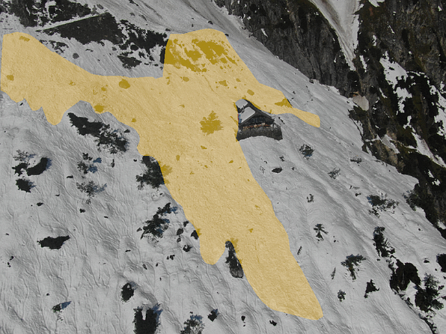 Das Foto ist eine Drohnenaufnahme aus der Luft von Toni-Lenz-Hütte, die im September 2024 von einer Lawine beschädigt wurde. Eine gelbe Fläche kennzeichnet die ungefähre Lawinenablagerung.