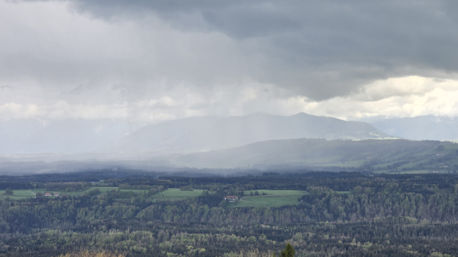 Aus einer Regenwolke gehen in Streifen starke Niederschläge nieder.