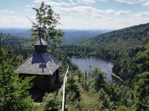Blick auf die Rachellkapelle, die hoch über dem Rachelsee liegt. Der Rachelsee ist im Hintergund weiter unten zu erkennen.