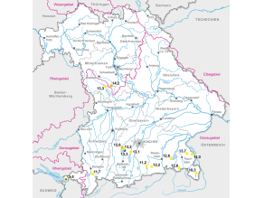 Bayernkarte mit den Wassertemperaturmessstellen an Seen und dem Jahresmittelwert 2024 in °C, weitere Erläuterungen siehe vorangehender Text. Bayernkarte mit den Wassertemperaturmessstellen an Seen und dem Jahresmittelwert 2024 in °C, weitere Erläuterungen siehe vorangehender Text.