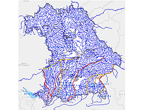 Bayernkarte mit Fließgewässern, in der die Vorranggewässer für Sanierungsmaßnahmen in zwei Kategorien rot (Klasse 1) und gelb (Klasse 2) hervorgehoben sind. Diese befinden sich in Südbayern.