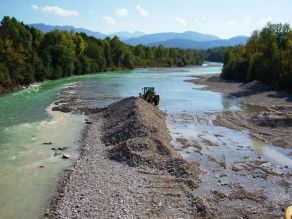 Kiesschüttungen in der Isar. Der Kies wird durch die Isar neu verteilt.