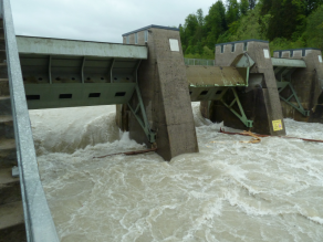 Das Wehr Bad Tölz an der Isar wurde während des Hochwassers im Mai 2019 geöffnet, um Geschiebe aus dem Stauraum in das Unterwasser zu verlagern.