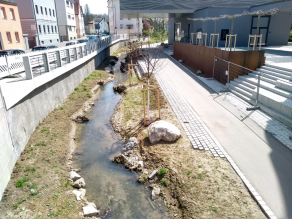 Der Allachbach in der Stadt mit Zugangsmöglichkeit