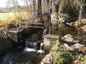 Altes Wehr mit hohem Absturz. Der Wasserstrahl löst sich komplett von der Sohle und ist nicht durchgängig.