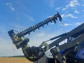 Messerbalkenmähwerk in Richtung Himmel gerichtet am Ausleger und Traktorheck.