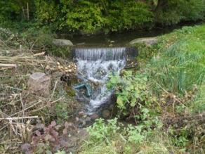 Absturz eines kleinen Baches mit abgelöstem Wasserstrahl.