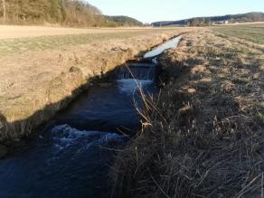 Bach mit hohem Absturz. Der Wasserstrahl löst sich komplett von der Sohle und ist nicht durchgängig.