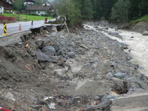 Schäden an einer Straße nach einem Hochwasser im August 2005