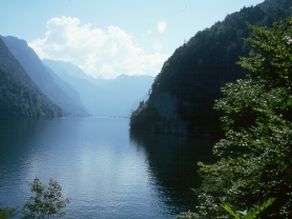 Bild des Königssees, eines typischen Sees in den Alpen