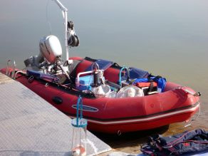 Schlauchboot mit Equipment zur Beprobung eines Sees.
