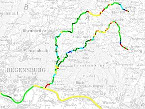 Kartenausschnitt mit einem Fließgewässer in verschiedenen Farben für die Gewässerstruktur.