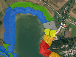Luftaufnahme eines Sees: Die Klassifizierung der Uferzonen für einzelne Uferabschnitte ist in unterschiedlichen Farben dargestellt.