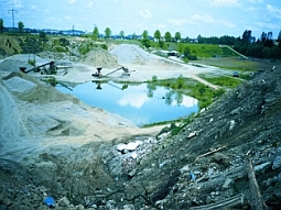 Gebiet mit Kiesabbau, in dem Grundwasser freigelegt ist (Baggerseen).