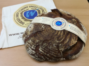 Brotlaib mit der 'Wasserschutzbanderole'. Brotlaib mit der 'Wasserschutzbanderole'.