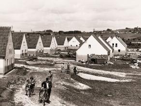 Hochwasserschäden in Pfarrkirchen nach dem Hochwasser 1954. Die Färbungen an den Häusern zeigt, dass das Wasser bis etwa zur Hälfe der Erdgeschossfenster stand.