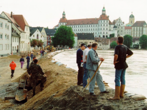 Sandsäcke sind als Notdeich aufgeschichtet