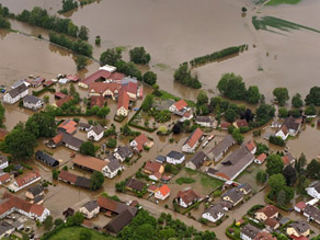 Das Ausmaß der Überschwemmungen im Ortsbereich von Nordendorf aus der Luft fotografiert. Das Ausmaß der Überschwemmungen im Ortsbereich von Nordendorf aus der Luft fotografiert.