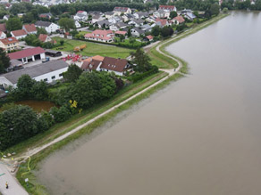 Das Bild zeigt einen Ausschnitt der Deichlinie am westlichen Stadtrand von Vohburg an der Donau bei Hochwasserbeaufschlagung.