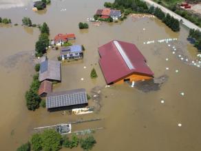 Landwirtschaftlicher Betrieb beim Hochwasser 2013. Lediglich die Dächer der Gebäude ragen noch aus dem Wasser, zudem ist eine Verunreinigung des Wassers zu erkennen.