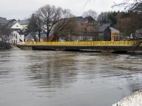 Brücke bei Hochwasser an der Saale Brücke bei Hochwasser an der Saale