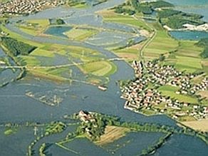 Luftaufnahme eines überschwemmten Landstriches Luftaufnahme eines überschwemmten Landstriches