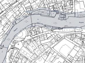 Schraffierte Darstellung eines Überschwemmungsgebietes der Pegnitz vor dem Hintergrund einer digitalen Flurkarte; einzelne Flurstücke in Gewässernähe werden von der schraffierten Fläche überlagert, was bedeutet, das diese Flurstücke von einer Überschwemmung betroffen wären.