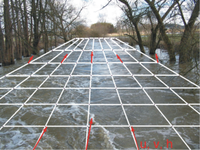 Bild eines Fließgewässers von einer Brücke aus. über das Fließgewässer wurde ein Gitternetz (2D-Berechnungsnetz) gelegt.