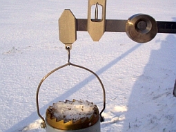 Schnee wurde mit der Schneesonde ausgestochen und per Pendelwaage gemessen.