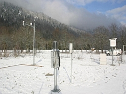 Automatische Schneemesssensorik bei der Niederschlagsmessstelle Lengggries-Sylvensteinspeicher.