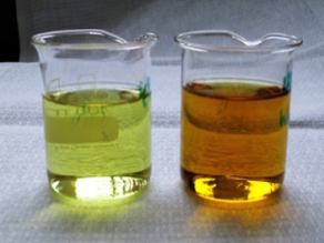 Industrieabwasserproben in zwei Gläsern