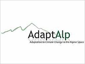 Logo von AdaptAlp: Im Hintergrund stellt eine Linie ein Gebirge dar, vorne steht AdaptAlp.