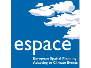 Logo von ESPACE: auf dunkelblauem Grund sind Wolken dargestellt. Darunter steht ESPACE, ganz unten befindet sich die Ausführliche Bezeichnung.