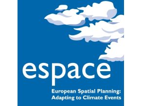 Logo von ESPACE: auf dunkelblauem Grund sind Wolken dargestellt. Darunter steht ESPACE, ganz unten befindet sich die Ausführliche Bezeichnung. Logo von ESPACE: auf dunkelblauem Grund sind Wolken dargestellt. Darunter steht ESPACE, ganz unten befindet sich die Ausführliche Bezeichnung.