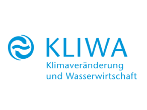 Das Logo von KLIWA: auf weißem Grund ist mit hellblau zwei kreisförmige pfeile mit einer angedeuteten Welle zu sehen. Daneben steht KLIWA. Darunter die Ausführliche Bezeichnung.