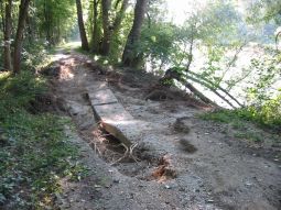 Ein ausgespülter Weg an der Isar