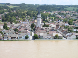 Luftaufnahme von Hofkirchen bei einem Hochwasser der Donau, die Hochwasserschutzanlagen verhindern eine Überschwemmung des bebauten Bereichs.