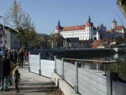 Testaufbau eines mobilen Hochwasserschutzsystems entlang der Donau im innerstädtischen Bereich von Neuburg.