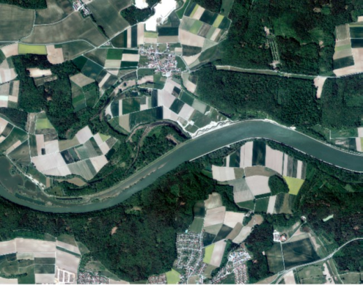 Luftbild des Bereichs des Flutpolders Riedensheim, die maximale Einstaufläche ist blau eingezeichnet.