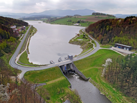 Luftbild (Schrägansicht) des Staudamms des Drachensees.