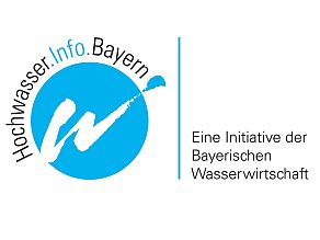 Das Logo besteht aus einem geschwungenen weißen W in einem blauen Kreis, darüber steht der Schriftzug 'Hochwasser.Info.Bayern' und rechts davon 'eine Initiative der bayerischen Wasserwirtschaft''