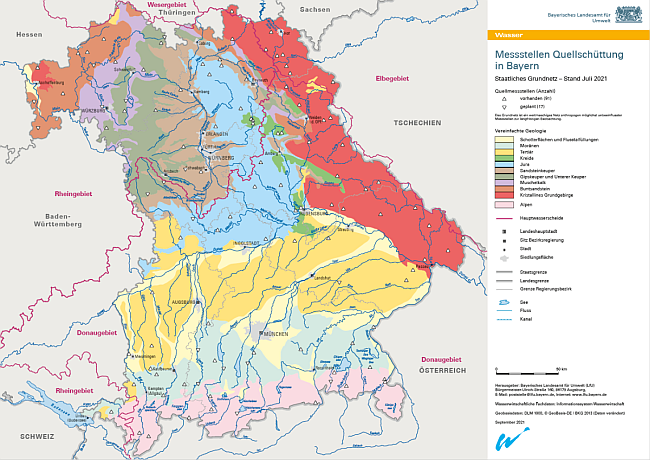 Es ist die Verteilung der Grundnetz Messstellen im Landesmessnetz Quellschüttung vor dem Hintergrund der vereinfachten Hydrogeologie und des Gewässernetzes dargestellt. Zudem sind Siedlungen und Verwaltungsgrenzen eingezeichnet. Der Stand ist 2021.