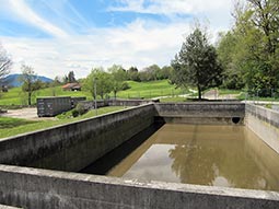 Viereckiges, offenes Regenüberlaufbecken, welches am Boden mit etwas Mischwasserwasser gefüllt ist.