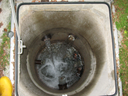 Schacht einer Quelle mit mehreren Zuläufen für Wasser