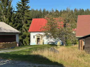 Kleines, älteres Haus im Grünen.