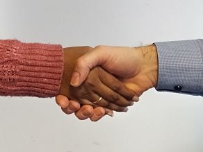 Handschlag von zwei Personen.
