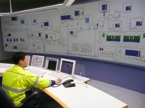 Ein Mann in einer Schaltwarte eines Wasserversorgers.