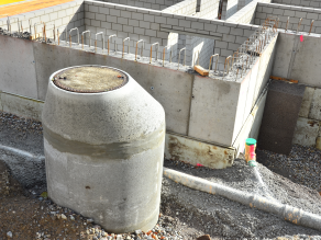Baustelle eines Gebäudes, mit Abwasserschacht, Abwasserleitungen und Wänden. Baustelle eines Gebäudes, mit Abwasserschacht, Abwasserleitungen und Wänden.